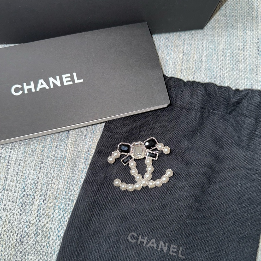 CHANEL Pearl Bow Brooch 23K